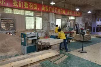 臨近年關，海德利家具餐桌（zhuō）餐椅生產（chǎn）忙，各工序井然有（yǒu）序（xù）生產中！