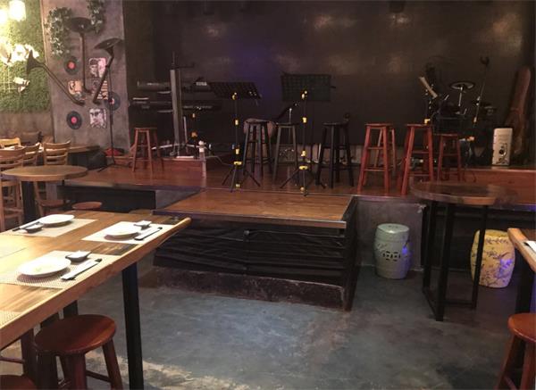 深圳梨渦淺（qiǎn）笑Live音（yīn）樂現場餐廳家具