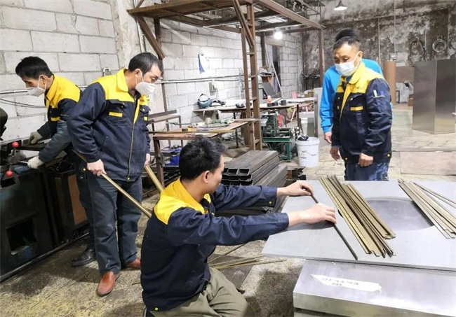 總經理與兩位樣板工程（chéng）師一起商討不鏽鋼家具工藝