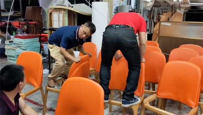 總經理跳上椅（yǐ）子框架（jià），親自示範如何檢測質量