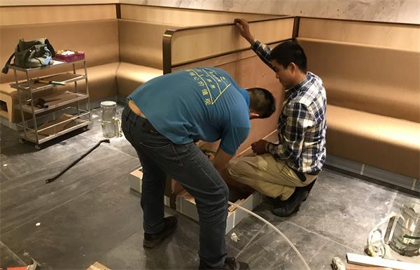 海德利家具工程部現場安裝海底撈屏風隔（gé）斷卡座