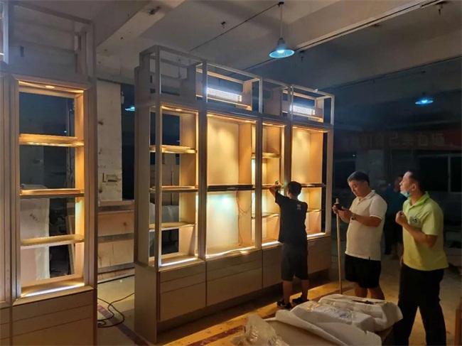 中國十大（dà）奢侈品牌之一溥（pǔ）儀眼鏡，實木不鏽鋼展櫃由海德利家具廠設計生產，出廠前做質（zhì）量檢查