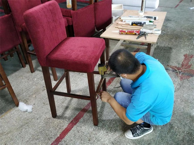 深圳lavo酒吧實（shí）木布藝軟包吧椅由海（hǎi）德利設計生產，師傅正在做最後組裝