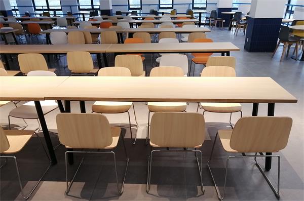 學校食堂（táng）桌椅采購為什（shí）麽要選擇廠家生產?你知曉嗎?