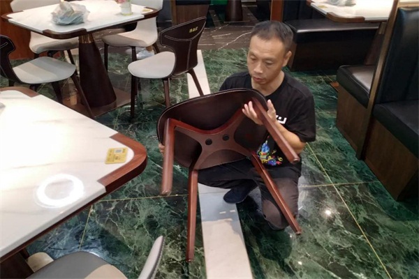 奇怪：一般人都（dōu）了解海底撈極致服（fú）務，他為何在淩（líng）晨兩點研究海（hǎi）底撈火鍋家具？