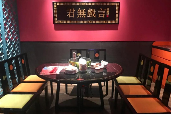 把“戲鳳記”豬（zhū）肚（dù）雞打造成國潮餐飲品牌，海德利餐桌椅上演了（le）一出好戲