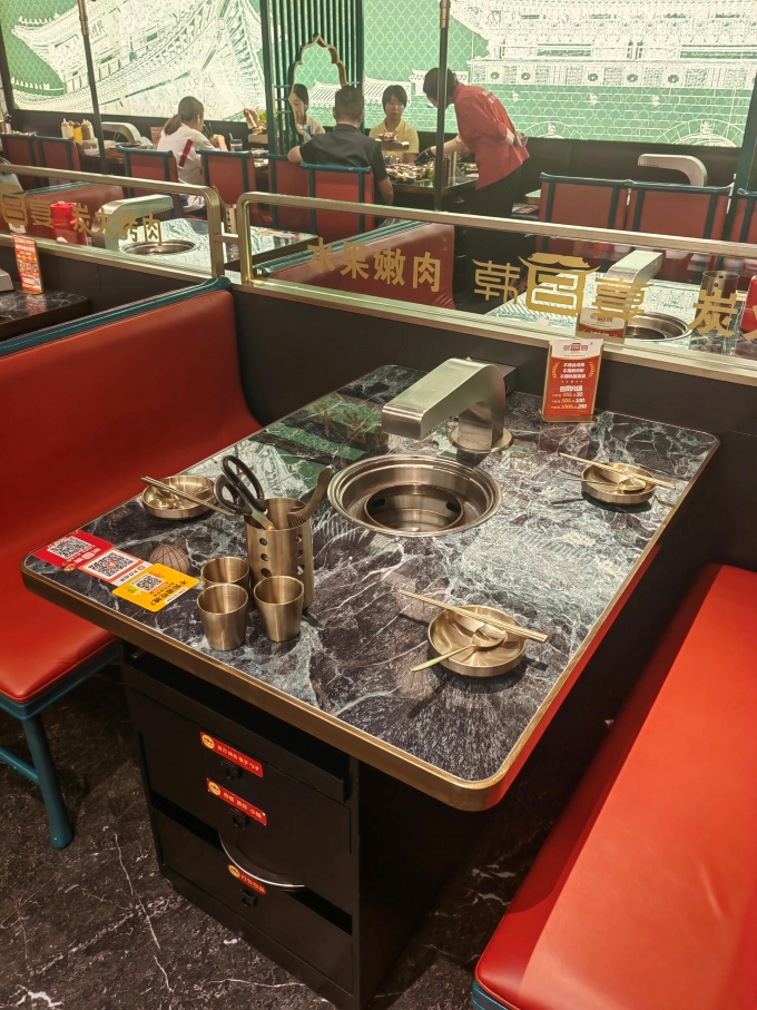韓(hán)式烤肉店(diàn)下(xià)排煙炭火烤(kǎo)肉桌