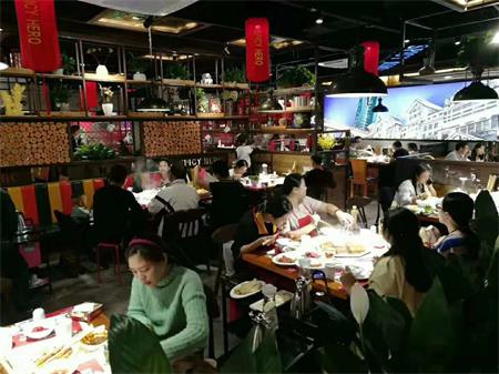 火(huǒ)鍋餐廳爆滿