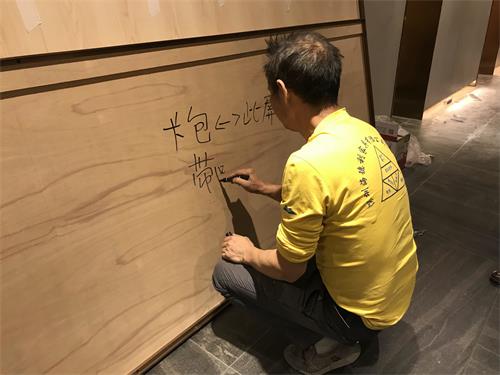 海德利家具工廠師傅現場安裝海底撈家具（jù）（屏風）