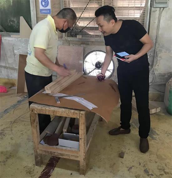 產品工程師做好(hǎo)模板是第一步,接下來要給(gěi)產品準備材(cái)料。設計(jì)師也參與選材,就是為了首件家具達到最(zuì)好的工藝標準。