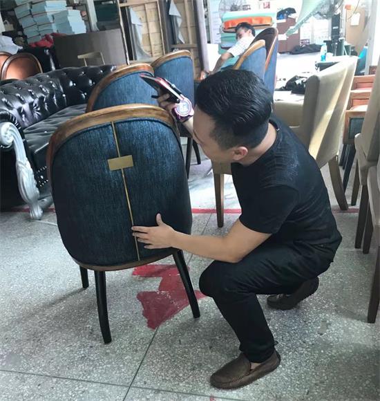 首席(xí)設計師李勤認真檢查椅子(zǐ)的每一個部件,他經常說:“好產品就是要做好每一個細節”。