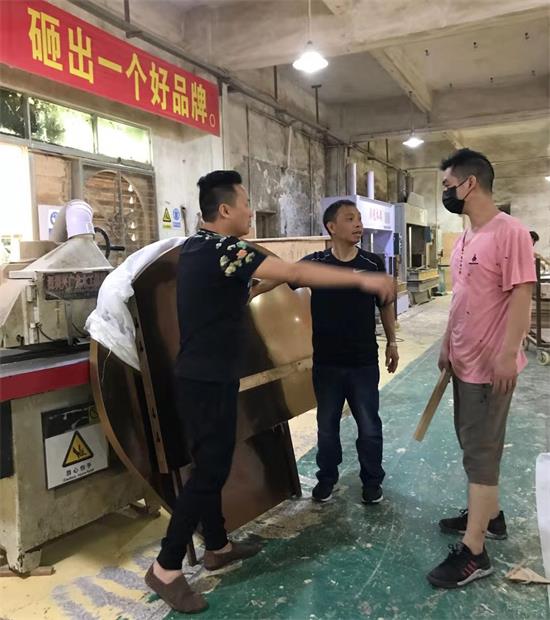 設計師李勤給生產主管詳細講解產品(pǐn)的每一個工藝標準和要求,海德利總(zǒng)經理穀(gǔ)先生也在認(rèn)真傾聽(tīng)。