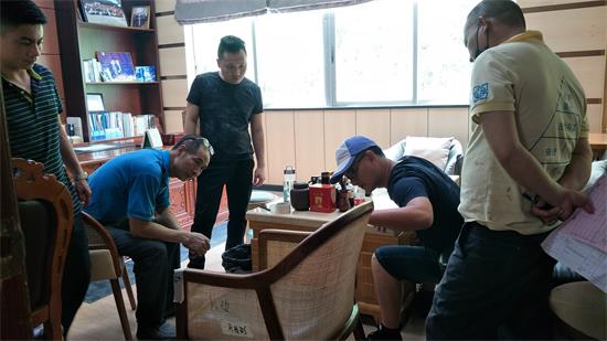 設計師與客戶、產品工程師(shī)和生產廠長一起對照家具,認真檢查每(měi)一處細節,並提出(chū)改進意見。